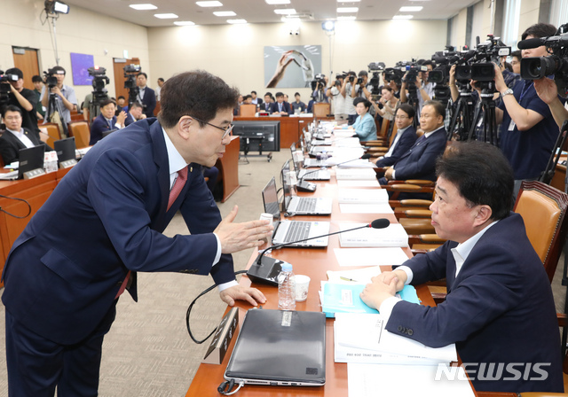 【서울=뉴시스】고승민 기자 = 30일 서울 여의도 국회에서 열린 과학기술정보방송통신위원회 전체회의 한상혁 방송통신위원장 후보자 인사청문회에서 민주당 김성수, 한국당 김성태 간사가 대화하고 있다. 2019.08.30.kkssmm99@newsis.com