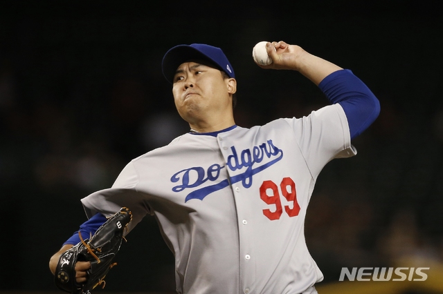 【피닉스=AP/뉴시스】LA 다저스 선발 류현진이 29일(현지시간) 미 애리조나주 피닉스의 체이스필드에서 열리고 있는 2019 메이저리그 애리조나 다이아몬드백스와의 원정 경기에서 1회 투구하고 있다.&nbsp; 13승 사냥에 재도전하는 류현진은 2이닝 3삼진 무실점을 기록하고 있으며 다저스는 3회 초 현재 3-0으로 앞서가고 있다. 2019.08.30. 