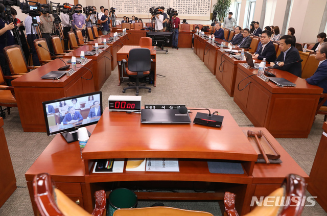 【서울=뉴시스】고승민 기자 = 30일 서울 여의도 국회에서 증인 등 협의를 위해 더불어민주당 요구로 열린 법제사법위원회에서 자유한국당 위원장 직무대행인 김도읍 의원이 개의 직후 산회를 선포, 위원장석 및 야당석이 텅 비어 있다. 2019.08.30. kkssmm99@newsis.com