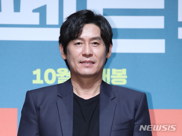 【서울=뉴시스】조수정 기자 = 배우 설경구가 30일 오전 서울 강남구 CGV압구정에서 열린 영화 '퍼펙트맨' 제작보고회에서 포즈를 취하고 있다.영화 퍼펙트맨은 10월 개봉한다. 2019.08.30. chocrystal@newsis.com