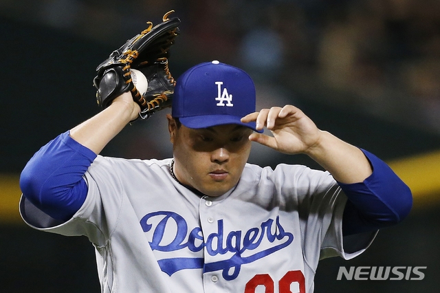 【피닉스=AP/뉴시스】LA 다저스 선발 류현진이 29일(현지시간) 미 애리조나주 피닉스의 체이스필드에서 열린 2019 메이저리그 애리조나 다이아몬드백스와의 원정 경기에서 4회 말 4실점한 후 마운드에서 숨을 고르고 있다. 2019.08.30.