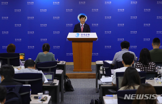 【서울=뉴시스】배훈식 기자 = 30일 오전 서울 중구 한국은행 기자실에서 이주열 총재가 금융통화위원회 회의 결과를 브리핑하고 있다. 금통위는 이날 회의를 열고 기준금리를 연 1.5%로 동결했다. 2019.08.30.&nbsp; dahora83@newsis.com