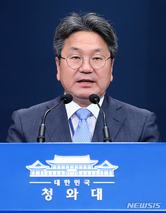 【서울=뉴시스】전신 기자 = 강기정 정무수석이 30일 청와대 춘추관 대브리핑룸에서 조국 법무부 장관 후보자 인사청문회 관련 브리핑을 하고 있다. 2019.08.30.&nbsp; photo1006@newsis.com