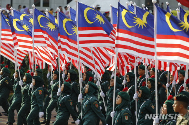 【푸트라자야(말레이시아)=AP/뉴시스】31일(현지시간) 말레이시아 푸트라자야에서 제62주년 독립기념일 행사가 열려 학생들이 국기를 들고 행진하고 있다. 말레이시아는 1957년 8월 31일 영국으로부터 독립했다. 2019.08.31.