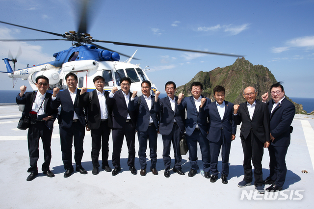 【독도=뉴시스】 국회사진기자단 = 여야 독립운동 유족 국회의원들이 31일 일본의 경제 침략을 규탄하고 과거사 문제 해결을 위한 반성을 요구하고자 경북 울릉군 독도를 방문해 독도경비대 격려 및 시설 점검·지원방안 논의에 앞서 기념촬영을 하고 있다. 2019.08.31. photo@newsis.com