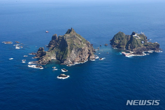 【독도=뉴시스】 국회사진기자단 = 31일 경북 울릉군 울릉읍 상공에서 바라본 독도. 2019.08.31.&nbsp; photo@newsis.com