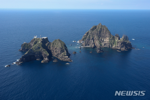 【독도=뉴시스】 국회사진기자단 = 31일 경북 울릉군 울릉읍 상공에서 바라본 독도. 2019.08.31. photo@newsis.com