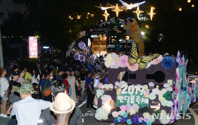 【무주=뉴시스】 김얼 기자= 지난 2019년 열린 제23회 무주반딧불축제의 개막식 장면이다. pmkeul@newsis.com