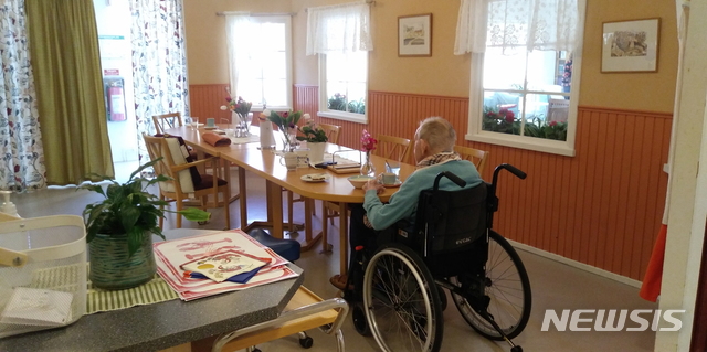 【스톡홀름=뉴시스】 지난달 27일 스톡홀름 카운티 내 살렘 코뮨(기초 지방자치단체)에 있는 요양원 '새비헴멧(Säbyhemmet)'에서 한 입주자가 식사를 하고 있다. 2019.**** daero@newsis.com