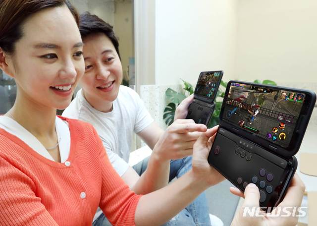 【서울=뉴시스】LG전자가 LG 듀얼 스크린 전용 게임 컨트롤러 LG 게임패드에 고객이 취향대로 만들어 쓸 수 있도록 하는 '나만의 게임패드' 기능 업데이트를 시작했다. LG전자 모델들이 '나만의 게임패드' 기능을 통해 만든 게임패드로 게임을 즐기고 있다. (사진/LG전자 제공)&nbsp; photo@newsis.com