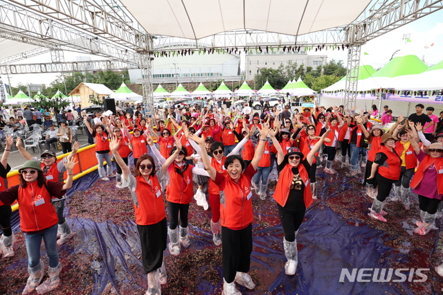 【영동=뉴시스】이성기 기자 = 1일 폐막한 '2019 영동포도축제'를 찾은 관광객들이 8월 31일 오후 포도밟기를 하며 즐거운 함성을 지르고 있다.2019.09.01.(사진=영동군 제공) photo@newsis.com