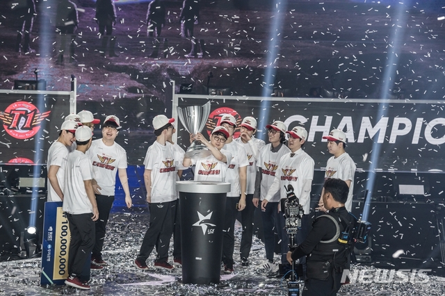 【서울=뉴시스】8월 31일 고려대학교 화정체육관에서 펼쳐진 2019 LCK 서머 결승전에서 SKT가 그리핀을 세트 스코어 3대 1로 누르고 통산 8번째 LCK 우승을 달성했다.(사진/라이엇게임즈 제공) photo@newsis.com 