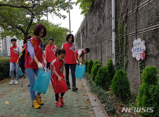 【창원=뉴시스】홍정명 기자= 경남 창원 무학산 둘레길에서 진행된 '플로깅(Plogging) 50 봉사활동'. 2019.09.01.(사진=BNK경남은행 제공) photo@newsis.com