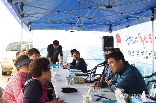 【영덕=뉴시스】강진구 기자 = 경북 영덕군(군수 이희진)은 오는 2일부터 10일까지 관내 9개 읍·면에서 ‘주민과 톡(talk)하고, 함께 통(通)하는‘ 2019년 이청득심(以聽得心) 이동군수실을 운영한다고 1일 밝혔다.사진은 지난 번 만사형통 군수실 운영 전경.22019.09.01.(사진=영덕군 제공)&nbsp; photo@newsis.com