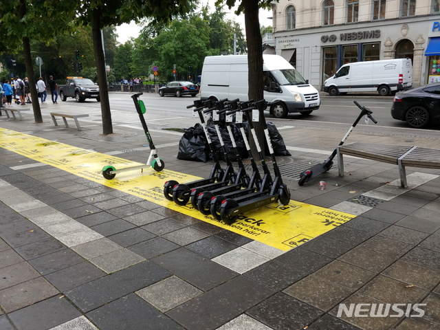 【스톡홀름=뉴시스】 박대로 기자= 스웨덴 스톡홀름 시내에 비치된 공공 전동킥보드. 2019.09.08. daero@newsis.com