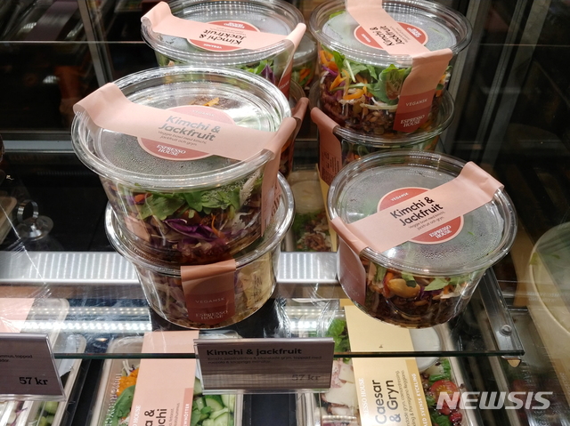 【스톡홀름=뉴시스】 박대로 기자= 스웨덴 스톡홀름 시내 유명 커피전문점에 비치된 김치 관련 제품. 2019.09.08. daero@newsis.com