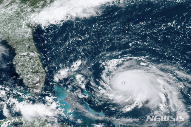 【NOAA·AP/뉴시스】 4등급 허리케인 도리안의 8월 31일 오후 모습. 시속 241km의 강풍을 동반한 도리안은 시속 약13km의 느린 속도로 미국 쪽을 향해 이동하고 있다. 사진은 미 국립해양대기국(NOAA)이 제공한 것이다. 2019.09.01