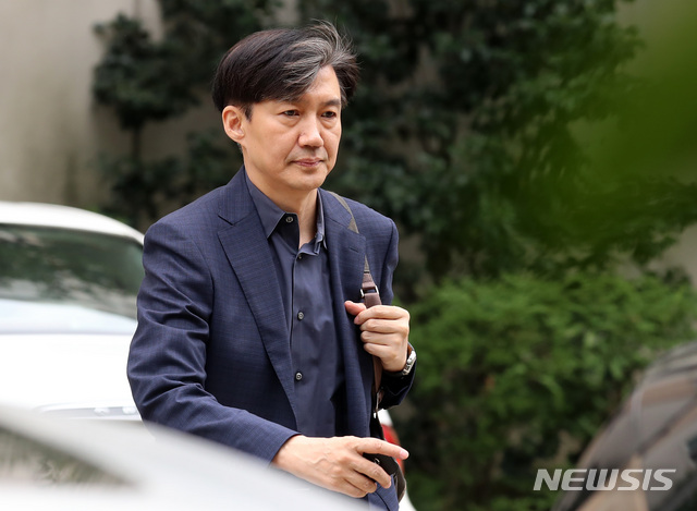 【서울=뉴시스】이영환 기자 = 조국 법무부 장관 후보자가 1일 오후 서울 서초구 방배동의 자택을 나서고 있다. 2019.09.01. 20hwan@newsis.com