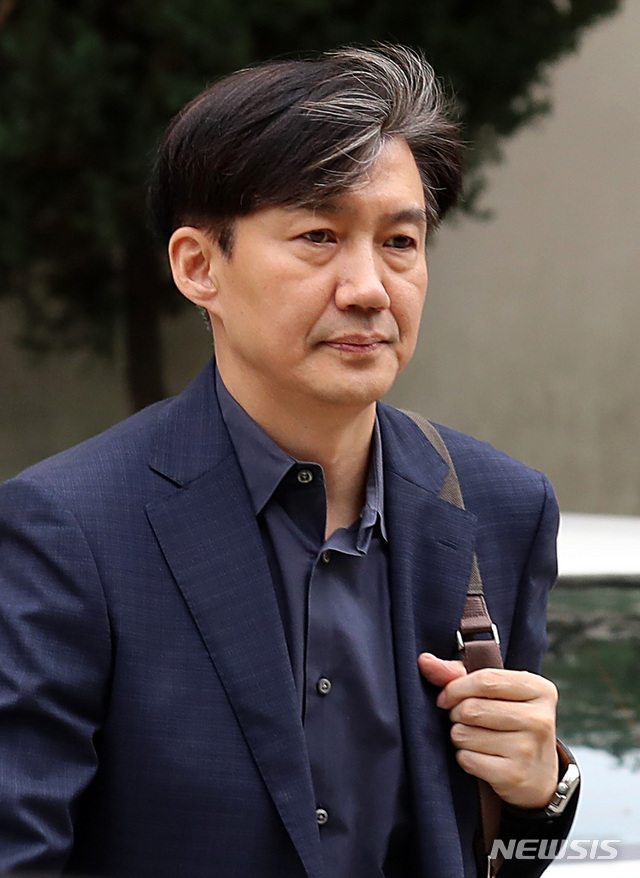 【서울=뉴시스】이영환 기자 = 조국 법무부 장관 후보자가 1일 오후 서울 서초구 방배동의 자택을 나서고 있다. 2019.09.01.&nbsp; 20hwan@newsis.com