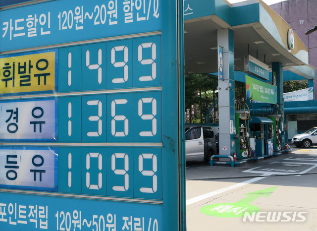 【서울=뉴시스】박주성 기자 = 유류세 한시적 인하 조치가 끝나고 원래대로 돌아간 첫날인 1일 전국 기름값이 반등한 가운데 1일 오전 서울 영등포구 한 주유소가 한산한 모습을 보이고 있다. 1일 한국석유공사 유가정보서비스 오피넷에 따르면 이날 오전 11시 현재 전국 주유소 평균 휘발유 가격은 ℓ당 1천505.35원으로 전날보다 8.67원 상승했다. 전국 최고가 지역인 서울 휘발유 평균 가격은 ℓ당 1천612.38원으로 전날보다 16.83원 올랐다. 경유 전국 평균 가격도 6.37원 오른 ℓ당 1천360.42원, 서울은 12.52원 오른 ℓ당 1471.54원을 보이고 있다. 2019.09.01. park7691@newsis.com