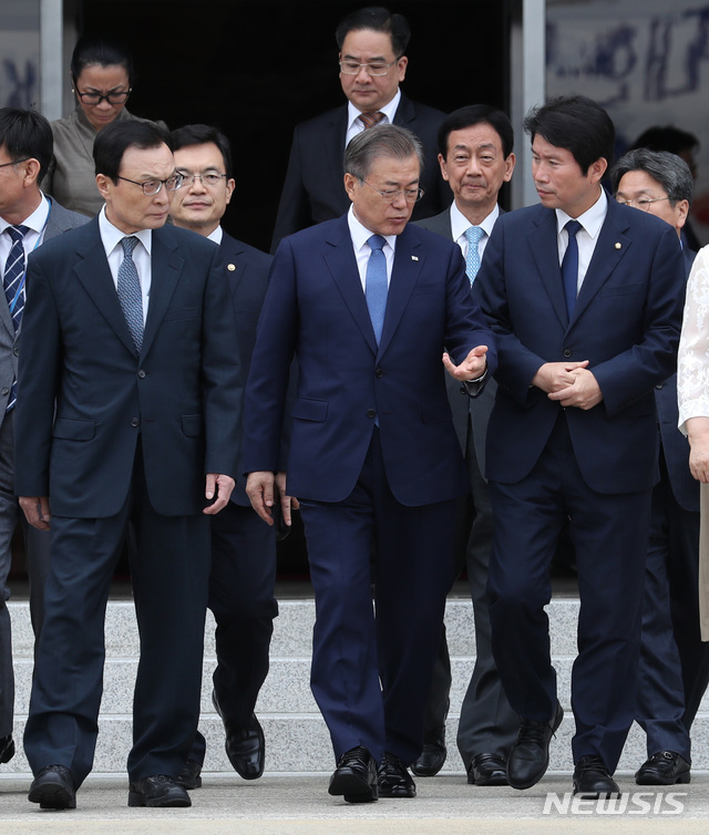 【성남=뉴시스】박진희 기자 = 태국, 미얀마, 라오스 등 동남아시아 3개국을 방문하는 문재인 대통령이 1일 경기도 성남 서울공항에서 전용기에 탑승하며 더불어민주당 이해찬 대표, 이인영 원내대표와 논의하고 있다.  문 대통령 내외는 5박6일 간의 일정으로 태국을 공식방문하고 미얀마와 라오스를 국빈 방문할 예정이다. 2019.09.01.   pak7130@newsis.com