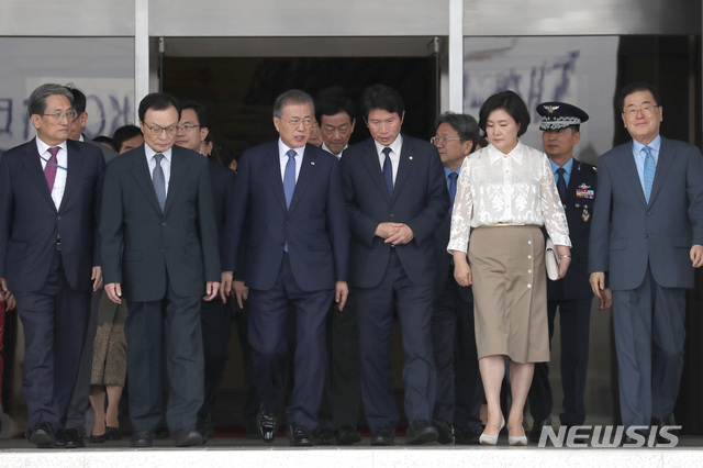 【성남=뉴시스】박진희 기자 = 태국, 미얀마, 라오스 등 동남아시아 3개국을 방문하는 문재인 대통령과 부인 김정숙 여사가 1일 경기도 성남 서울공항에서 전용기로 향하고 있다.&nbsp; 문 대통령 내외는 5박6일 간의 일정으로 태국을 공식방문하고 미얀마와 라오스를 국빈 방문할 예정이다. 2019.09.01.&nbsp;&nbsp; pak7130@newsis.com 