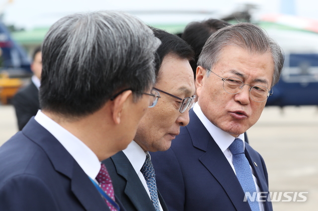 【성남=뉴시스】박진희 기자 = 태국, 미얀마, 라오스 등 동남아시아 3개국을 방문하는 문재인 대통령이 1일 경기도 성남 서울공항에서 전용기에 탑승하며 더불어민주당 이해찬 대표와 대화하고 있다.&nbsp; 문 대통령 내외는 5박6일 간의 일정으로 태국을 공식방문하고 미얀마와 라오스를 국빈 방문할 예정이다. 2019.09.01.&nbsp;&nbsp; pak7130@newsis.com 