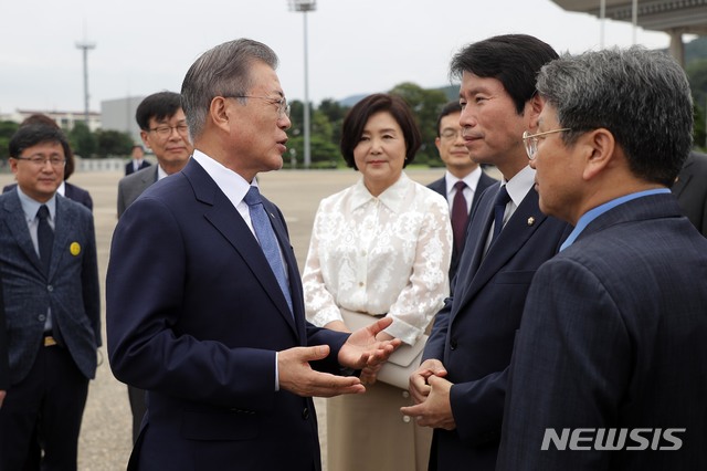 【성남=뉴시스】박진희 기자 = 태국, 미얀마, 라오스 등 동남아시아 3개국을 방문하는 문재인 대통령이 1일 경기도 성남 서울공항에서 더불어민주당 이인영 원내대표와 대화하고 있다.  문 대통령 내외는 5박6일 간의 일정으로 태국을 공식방문하고 미얀마와 라오스를 국빈 방문할 예정이다. 2019.09.01.   pak7130@newsis.com