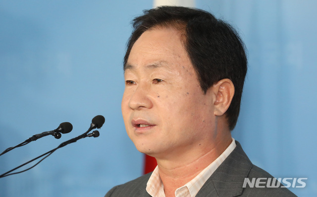 【서울=뉴시스】이종철 기자 = 1일 서울 여의도 국회 정론관에서 자유한국당 주광덕 의원이 조국 법무부장관 후보자 딸의 입시비리 의혹과 관련 제보 받은 내용을 설명하고 있다. 2019.09.01.&nbsp; jc4321@newsis.com