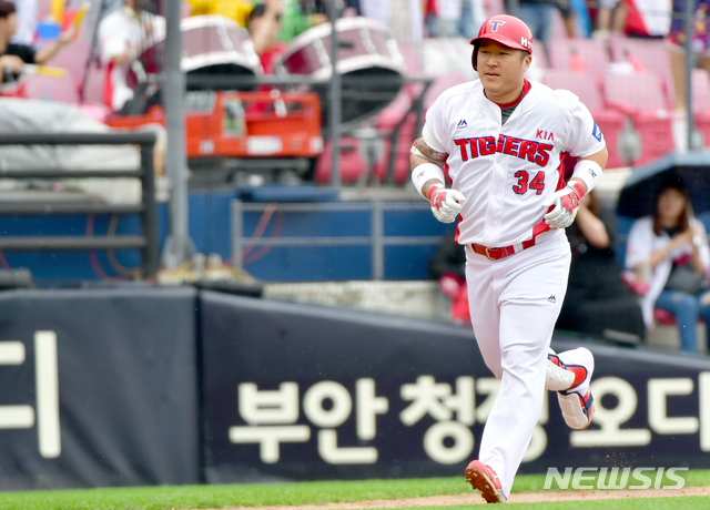【광주=뉴시스】류형근 기자 = 1일 오후 광주 북구 광주-기아챔피언스필드에서 열린 2019프로야구 KIA 타이거즈 대 롯데 자이언츠의 경기, 3회말 1사 1루 상황 KIA 4번타자 최형우가 2점 홈런을 친 뒤 운동장을 돌고 있다. 2019.09.01. hgryu77@newsis.com