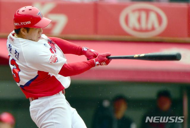 【광주=뉴시스】류형근 기자 = 1일 오후 광주 북구 광주-기아챔피언스필드에서 열린 2019프로야구 KIA 타이거즈 대 롯데 자이언츠의 경기, 4회말 무사 상황 KIA 7번타자 이창진이 안타를 치고 있다. 2019.09.01. hgryu77@newsis.com