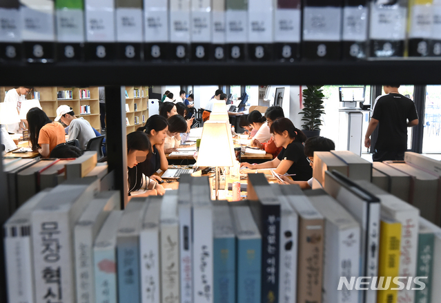 【수원=뉴시스】 김종택 기자 = 9월 독서의 달을 맞아 휴일인 1일 오후 경기 수원시 영통구 광교 푸른숲 도서관에서 시민들이 책을 읽고 있다. 2019.09.01.semail3778@naver.com