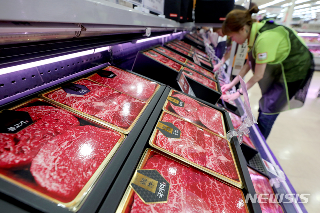 【서울=뉴시스】김병문 기자 = 서울시가 지난 28일 추석 명절을 앞두고 시·자치구 공무원, 전국한우협회, 소비자명예감시원과 쇠고기 판매업소 일제 단속에 나선다고 밝혔다. ‘한우 둔갑판매 행위’는 미스터리 쇼퍼가 한우 판매업소를 방문해 가짜 한우로 의심되는 육류에 표시된 이력번호를 조회한다.&nbsp; 사진은 1일 오후 서울의 한 대형마트 정육코너의 모습. 2019.09.01.&nbsp;&nbsp; dadazon@newsis.com 