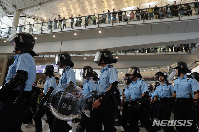 【홍콩=AP/뉴시스】홍콩 경찰들이 1일 국제공항 외부에 시위대가 모이자 청사 안에 집결해있다. 2019.09.01 