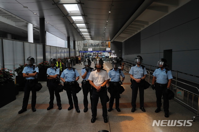 【홍콩=AP/뉴시스】1일 홍콩 국제공항 밖 통로에서 경찰관들이 일렬로 서서 시위대를 막고 있다. 2019.09.01