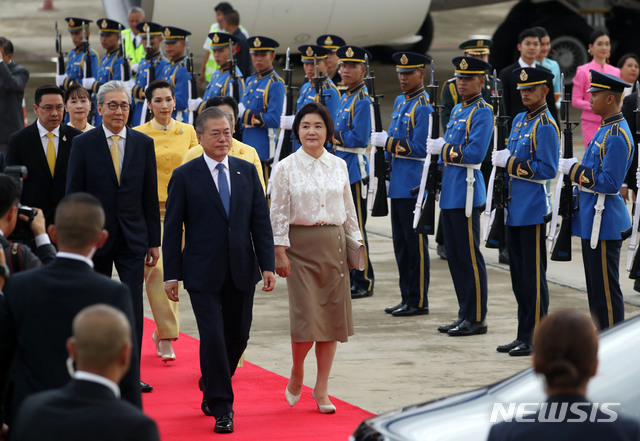【방콕(태국)=뉴시스】박진희 기자 = 문재인 대통령과 부인 김정숙 여사가 1일 동남아시아 3개국 순방 첫번째 방문국인 태국 방콕 돈므앙 군공항에 도착해 차량으로 이동하고 있다. 2019.09.01.&nbsp; photo@newsis.com