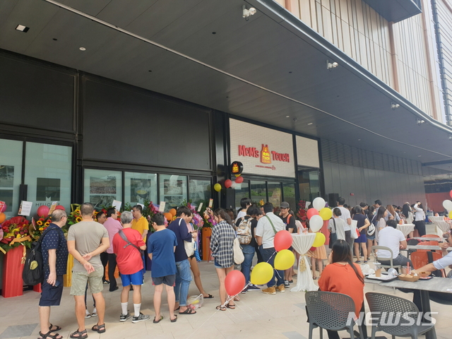 【서울=뉴시스】 맘스터치 싱가포르 1호점. (사진=맘스터치)