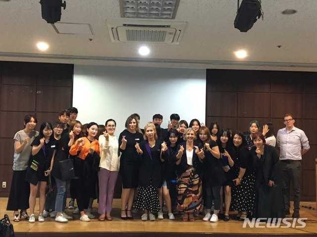【대전=뉴시스】 우송정보대 뷰티디자인학부 호주 자격증 취득 프로그램 참가자들이 기념촬영을 하고 있다.(사진=우송정보대 제공)