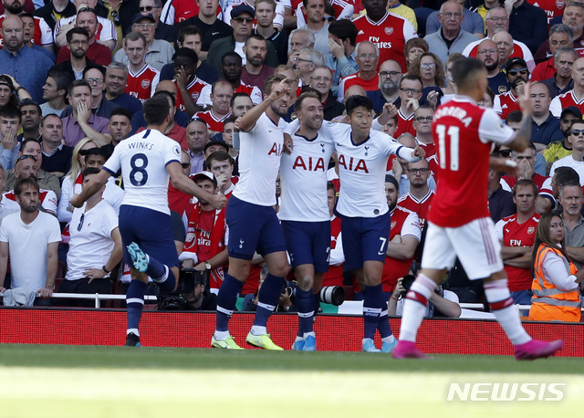 【런던=AP/뉴시스】토트넘의 손흥민(오른쪽)이 1일(현지시간) 영국 런던의 에미레이츠 스타디움에서 열린 2019-20시즌 EPL 4라운드 아스널과의 경기 전반 10분 자신의 발끝에서 시작된 크리스티안 에릭센의 선제골에 함께 환호하고 있다. 손흥민은 후반 34분까지 79분을 소화하며 토트넘의 두 골 모두에 관여했고 토트넘은 2-2로 비겼다. 2019.09.02.