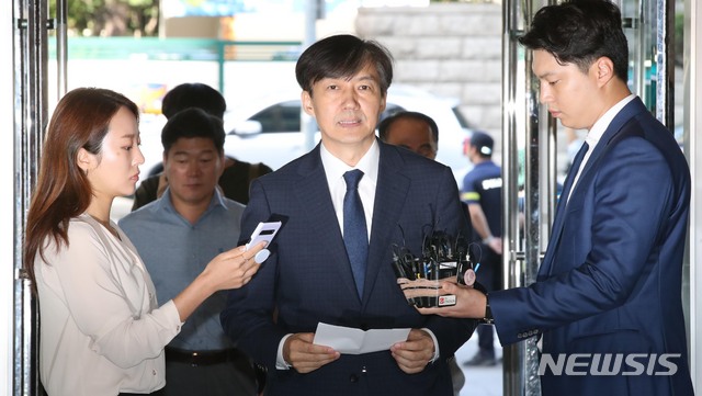 【서울=뉴시스】 고범준 기자 = 조국 법무부 장관 후보자가 2일 오전 서울 종로구 적선현대빌딩 내에 마련된 인사청문회 준비사무실로 출근하며 입장을 밝히고 있다. 2019.09.02.&nbsp; bjko@newsis.com