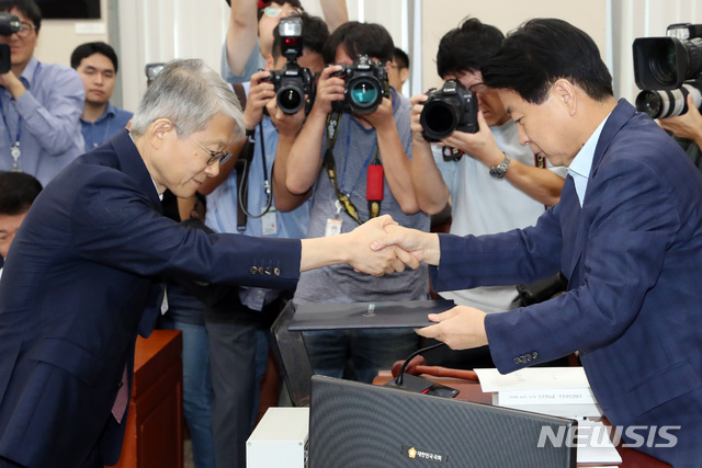 【서울=뉴시스】 박영태 기자 = 2일 오전 서울 여의도 국회에서 열린 과학기술정보방송통신위원회 국무위원 후보자(과학기술정보통신부 장관 최기영) 인사청문회에서 최기영 후보자가 선서문을 노웅래 위원장에게 전달하고 있다. 2019.09.02.since1999@newsis.com