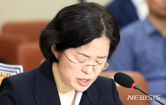 【서울=뉴시스】이종철 기자 = 2일 서울 여의도 국회에서 열린 정무위원회 제1차 전체회의 공정거래위원장 인사청문회에서 조성욱 후보자가 의원 질의에 곤혹스러워 하고 있다. 2019.09.02. jc4321@newsis.com