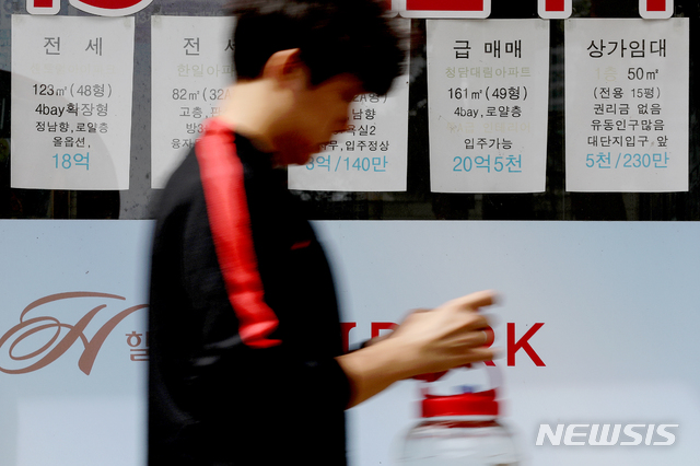 【서울=뉴시스】김병문 기자 = 2일 한국감정원이 발표한 8월 전국주택가격동향조사 결과에 따르면 8월12일 기준 서울 주택종합 매매가격은 전월(7월16일) 대비 0.14% 상승해 오름폭이 2배로 커졌다. 감정원은 "8월12일 분양가상한제 시행 예고 영향으로 재건축단지는 대체로 보합내지 하락했으나 역세권 대단지 위주로 상승했다"고 설명했다.서울 전셋값도 10개월 만에 오름세를 보이며 매매·전세 동반 상승세가 나타나고 있다. 사진은 이날 오전 서울 강남구 삼성동 일대의 한 공인중개소 모습. 2019.09.02. dadazon@newsis.com