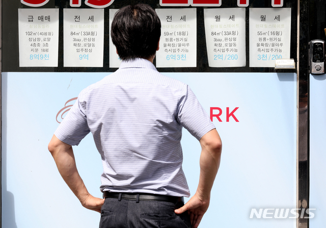 【서울=뉴시스】김병문 기자 = 2일 한국감정원이 발표한 8월 전국주택가격동향조사 결과에 따르면 8월12일 기준 서울 주택종합 매매가격은 전월(7월16일) 대비 0.14% 상승해 오름폭이 2배로 커졌다. 감정원은 "8월12일 분양가상한제 시행 예고 영향으로 재건축단지는 대체로 보합내지 하락했으나 역세권 대단지 위주로 상승했다"고 설명했다. 서울 전셋값도 10개월 만에 오름세를 보이며 매매·전세 동반 상승세가 나타나고 있다.&nbsp; 사진은 이날 오전 서울 강남구 삼성동 일대의 한 공인중개소 모습. 2019.09.02.&nbsp;&nbsp; dadazon@newsis.com 