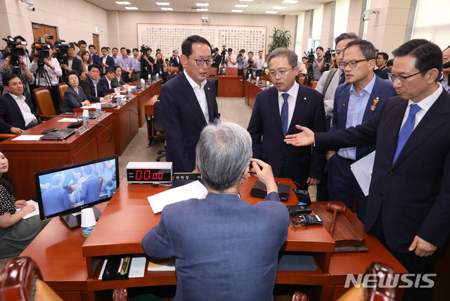 【서울=뉴시스】고승민 기자 = '조국 청문회'가 예정됐지만 증인 및 일정 등을 둘러싼 여야 충돌로 무산될 위기에 놓인 2일 서울 여의도 국회에서 열린 법제사법위원회에서 민주당 송기헌 간사 등 의원들이 여상규 위원장과 설전을 벌이고 있다. 2019.09.02.kkssmm99@newsis.com