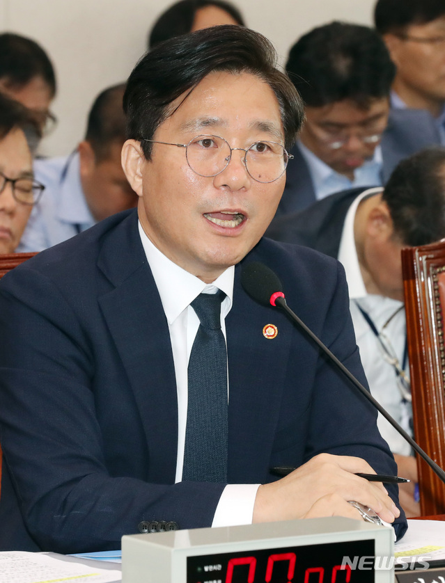 【서울=뉴시스】 박영태 기자 = 2일 오전 서울 여의도 국회에서 열린 산업통상자원중소벤처기업위원회 제1차 전체회의에서 성윤모 산업통상자원부 장관이 의원 질의에 답변하고 있다. 2019.09.02.since1999@newsis.com