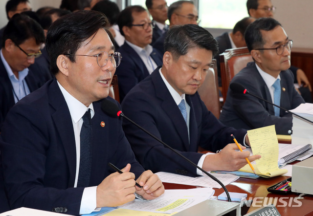 【서울=뉴시스】 박영태 기자 = 2일 오전 서울 여의도 국회에서 열린 산업통상자원중소벤처기업위원회 제1차 전체회의에서 성윤모 산업통상자원부 장관이 의원 질의에 답변하고 있다. 2019.09.02. since1999@newsis.com