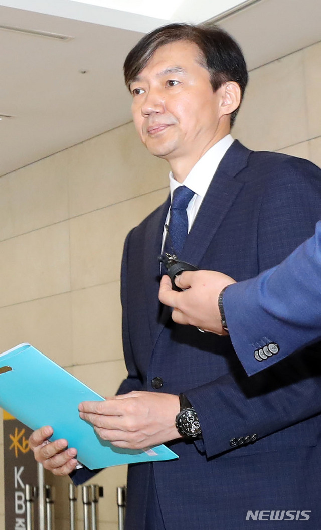 【서울=뉴시스】박주성 기자 = 조국 법무부 장관 후보자가 2일 오전 서울 종로구 적선현대빌딩 인사청문회 준비사무실에서 취재진에게 인사청문회 무산과 관련해 국민 앞에서 기자회견을 진행하겠다고 밝히고 있다. 조 후보자는 "청문회가 열리기를 오랫동안 기다렸는데 최종 무산돼 무척 아쉽다"며 "국민께 직접 해소할 기회를 마련하는 게 후보자 도리라고 생각한다"고 더불어민주당에 기자회견 진행을 요청했다고 밝혔다. 2019.09.02. park7691@newsis.com