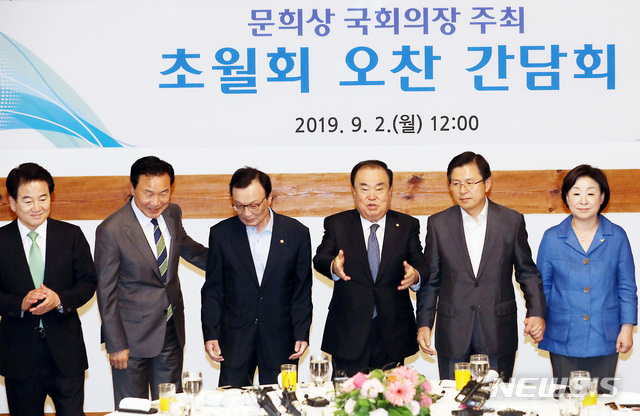 【서울=뉴시스】이종철 기자 = 2일 서울 여의도 국회 사랑재에서 열린 문희상 국회의장 주최 초월회 오찬 간담회에 참석한 왼쪽부터 민주평화당 정동영 대표, 바른미래당 손학규 대표, 더불어민주당 이해찬 대표, 문희상 국회의장, 자유한국당 황교안 대표, 정의당 심상정 대표가 자리에 앉고 있다. 2019.09.02.&nbsp; jc4321@newsis.com