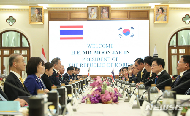 【방콕(태국)=뉴시스】박진희 기자 = 태국을 공식 방문중인 문재인 대통령이 2일 방콕 총리실 청사에서 쁘라윳 짠오차 총리와 정상회담을 하고 있다. 2019.09.02. pak7130@newsis.com